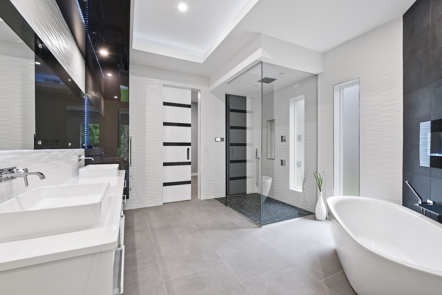 Black and white modern bathroom